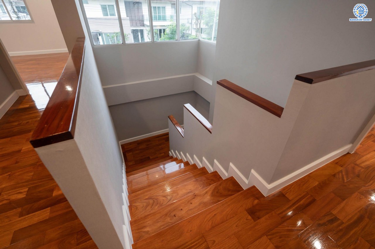 บ้านมือสองตกแต่งใหม่ โครงการ เดอะเวอรีเดียนโฮม กาญจนาภิเษก เนื้อที่กว้าง 86 ตร.ว. ฟังก์ชัน 3 ห้องนอน 3 ห้องน้ำ 1 ห้องอเนกประสงค์ 1 ห้องแม่บ้าน จอดรถได้ 4 จอด บนทำเลดี เชื่อมต่อถนนรัตนาธิเบศร์ ถนนนครอินทร์ ถนนกาญจนาภิเษก ใกล้รถไฟฟ้าสายสีม่วง "สถานีตลาดบางใหญ่" และจุดขึ้นทางด่วน "ศรีรัช"...